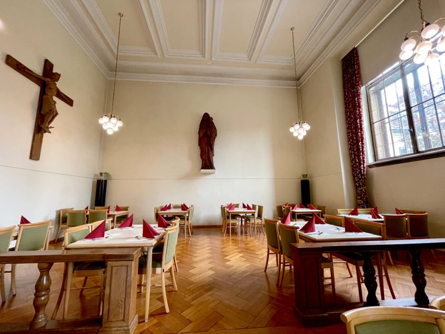 Speisesaal Kruzifix Parkett