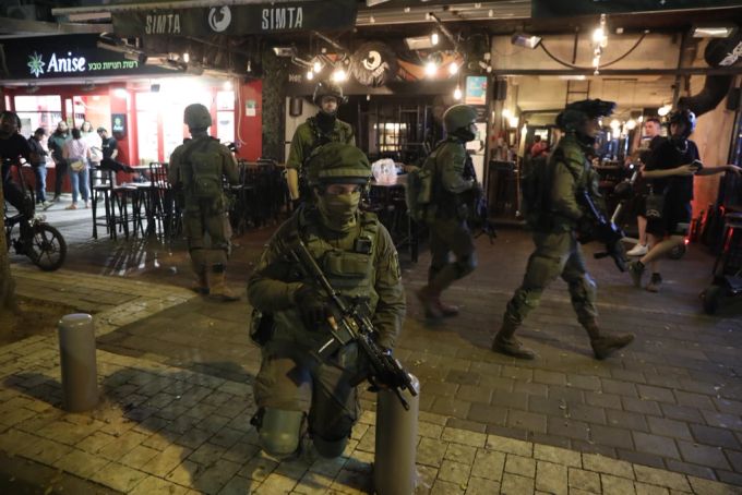 Sicherheitskräfte sichern die Umgebung um die Kneipe, wo zwei Menschen erschossen worden sind. Tel Aviv