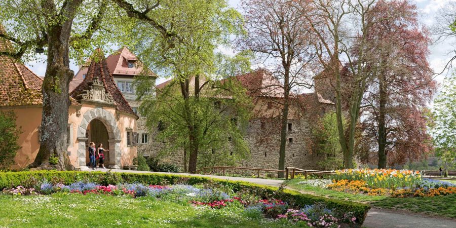 Burg Garten Blumen bunt Bäume