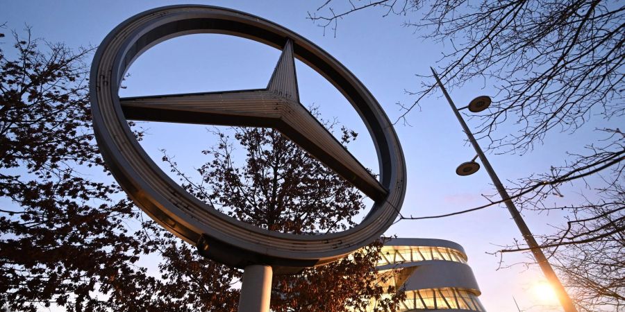 Ein Mercedes Stern, das Logo des Automobilherstellers Mercedes-Benz, vor der Niederlassung am Stammwerk in Stuttgart.