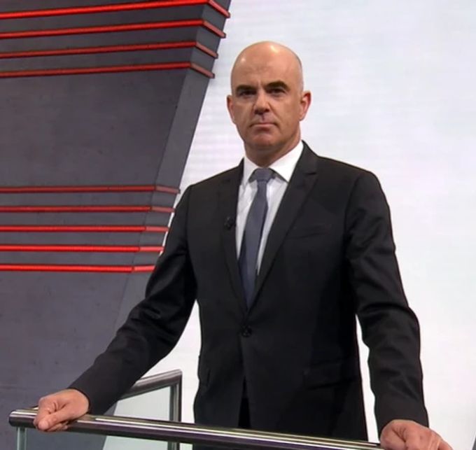 Kulturminister Alain Berset verteidigt das Filmgesetz in der «Arena» vor den Argumenten der Gegner. SRF