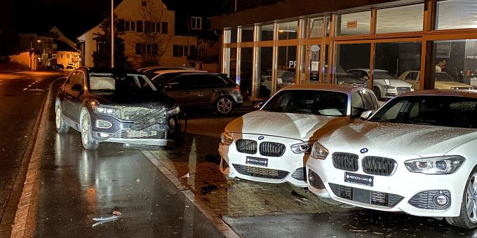 Personenwagen kollidiert mit zwei parkierten Autos.