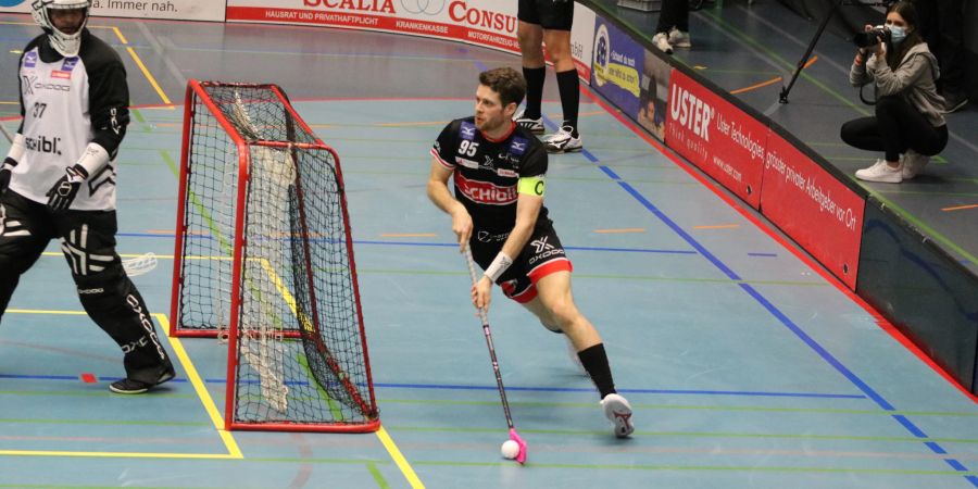 UHC Uster: Captain Tobias Ledergerber beim Spielaufbau. - Uster