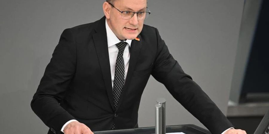 «Für die Kriegshandlungen sind nicht die Ukrainer verantwortlich», sagt der AfD-Fraktionsvorsitzende Tino Chrupalla. Foto: Bernd von Jutrczenka/dpa