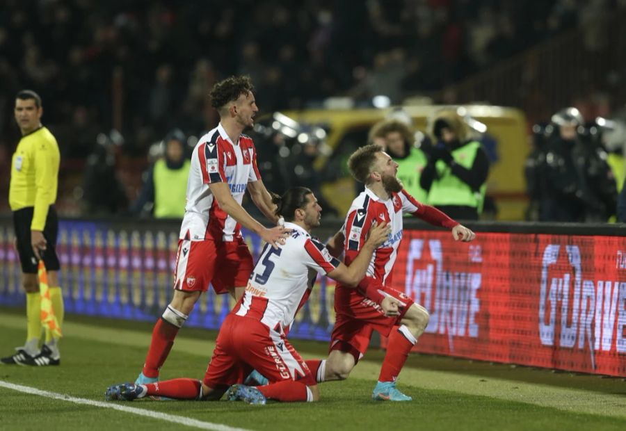 Aleksandar Dragovic (M.) jubelt mit dem FK Roter Stern Belgrad.