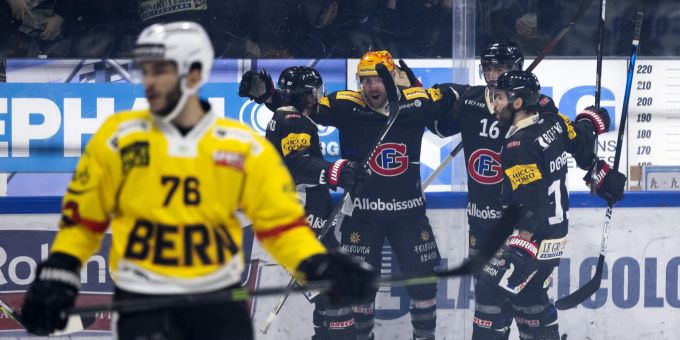 Gottérons Top Scorer Chris DiDomenico jubelt mit seinen Teamkollegen nach dem Tor zum 1:0 im Spiel der National League gegen den SCB. National League