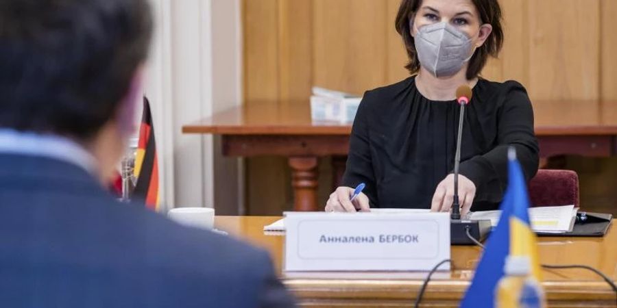 Bundesaussenministerin Annalena Baerbock im Gespräch mit ihrem ukraininischen Amtskollegen Dmytro Kuleba in Kiew. Foto: Uncredited/Ukrainian Foreign Ministry Press Office/AP/dpa