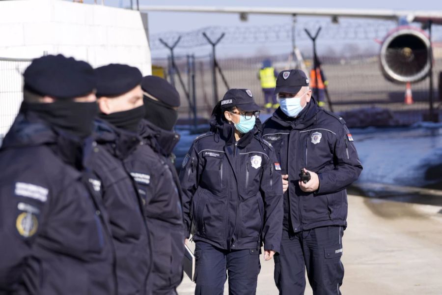 Auch die Polizei ist zahlreich vor Ort vertreten.