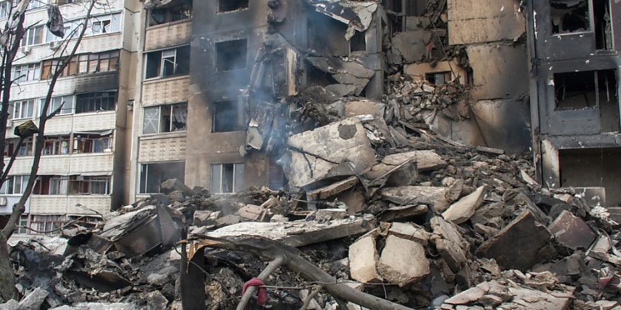 Blick auf ein nach Beschuss beschädigtes Wohnhaus in Charkiw. Foto: Andrew Marienko/AP/dpa