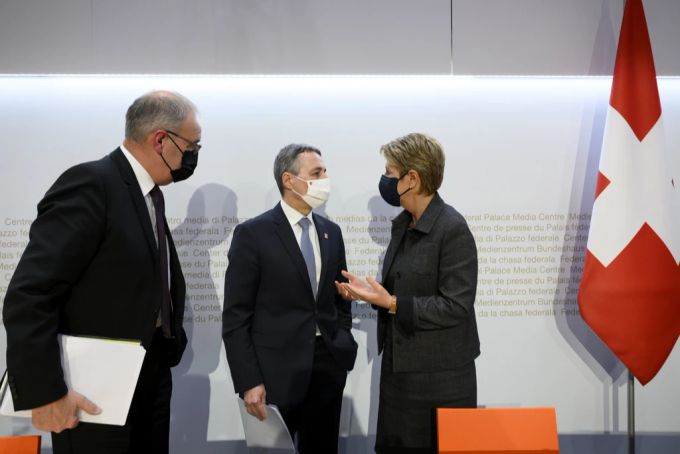 Die drei Bundesratsmitglieder Guy Parmelin, Ignazio Cassis und Karin Keller-Sutter im Anschluss an der doppelten Medienkonferenz zur EU und Ukraine. Bundesrat Ukraine EU