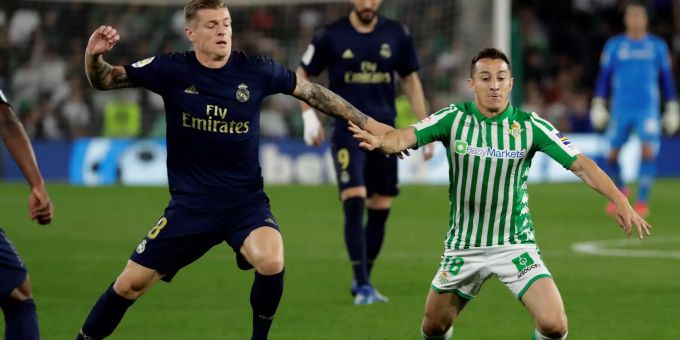 Toni Kroos von Real Madrid (links) im Spiel gegen Betis Sevilla. Real Madrid