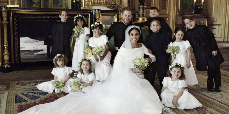 Meghan Markle und Harry wurden an ihrer Hochzeit im Kensington-Palast abgelichtet.