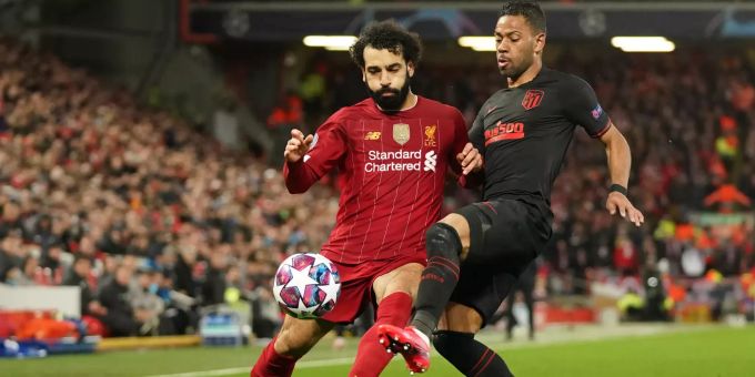 Liverpools Mohamed Salah (l.) kämpft mit Renan Lodi (r.) von Atletico um den Ball. FC Liverpool Champions League