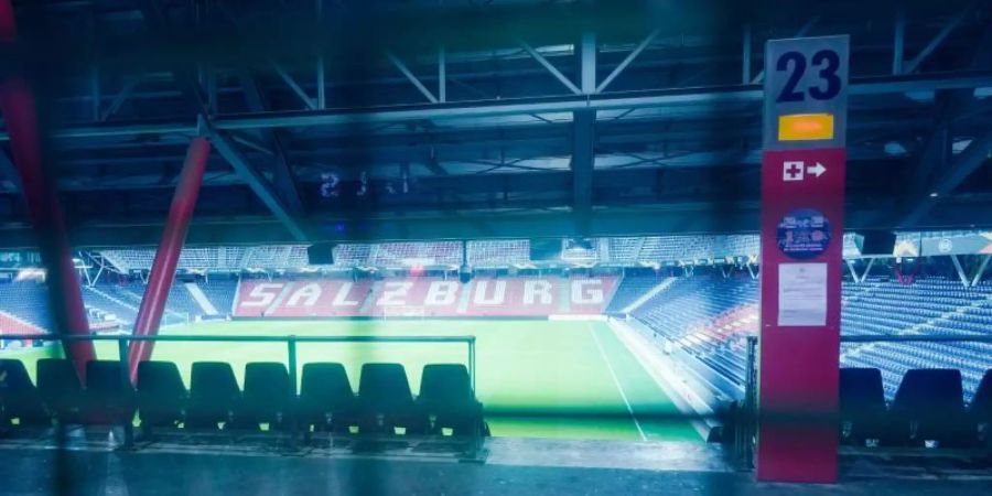 Wegen einer Orkanwarnung wurde das Spiel von Eintracht Frankfurt bei Red Bull Salzburg um einen Tag verlegt. Foto: Uwe Anspach/dpa