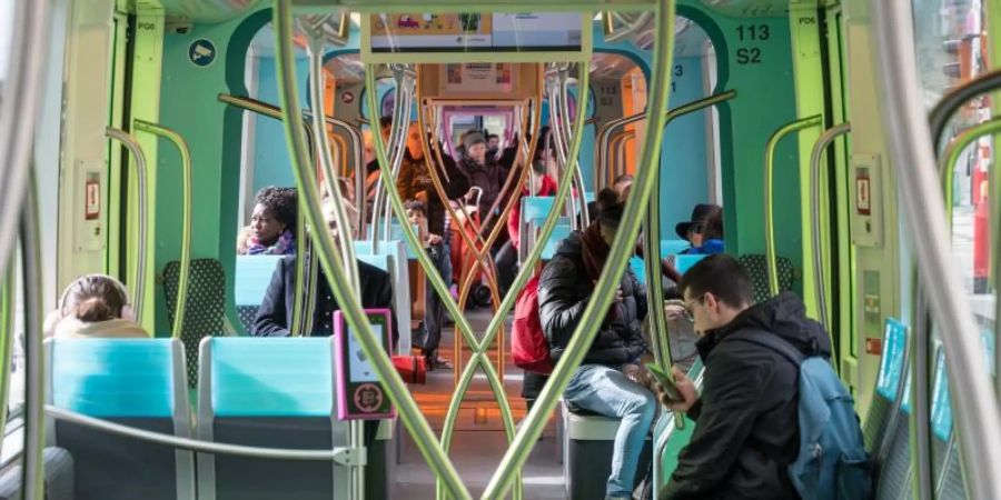Fahrgäste in einer Tram: In Luxemburg ist ab sofort der öffentliche Personennahverkehr kostenlos. Foto: Oliver Dietze/dpa