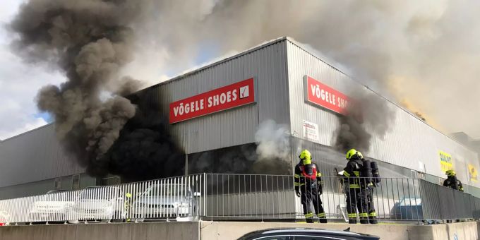 Starker Rauch aus dem Pneulager in Chur GR. Brand
