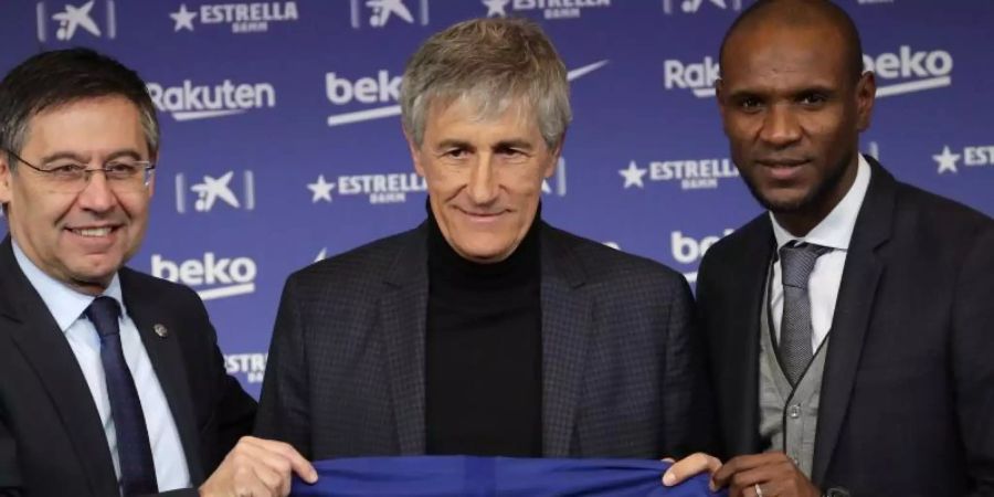 Der neue Barça-Coach Quique Setién (M.) bei seiner Vorstellung mit Club-Präsident Josep Maria Bartomeu (l) und Sportdirektor Eric Abidal. Foto: Emilio Morenatti/AP/dpa