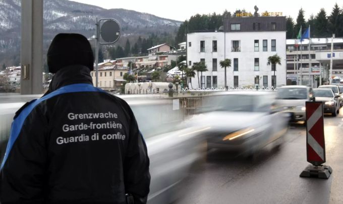 Die Schweizer Grenze zu Italien. Menschen und das Coronavirus können passieren. grenze