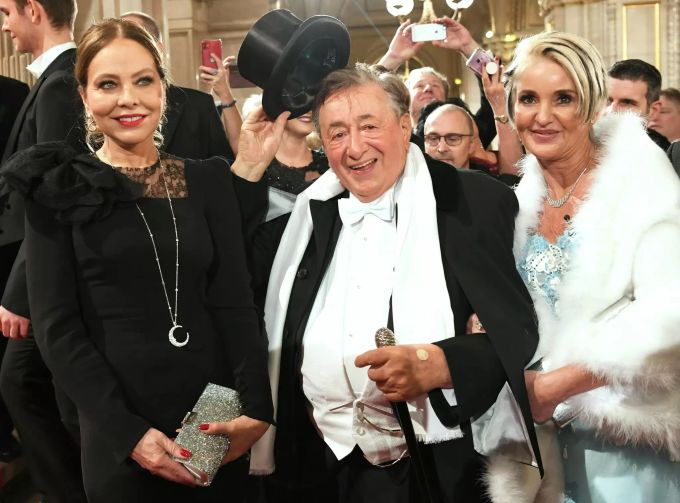 Richard Lugner war sehr erfreut über seinen Stargast, Schauspielerin Ornella Muti (l.) aus Italien. Wiener Opernball