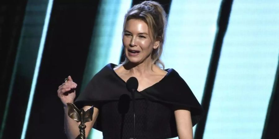 Ein Preis für Renée Zellweger beim Independent Spirit Award. Sie wird als «Beste Hauptdarstellerin» für ihren Film «Judy» ausgezeichnet. Foto: Chris Pizzello/Invision/AP/dpa