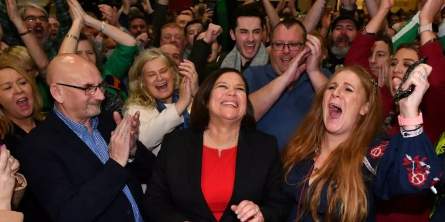 Sinn-Fein-Chefin Mary Lou McDonald (M.) mit Anhängern