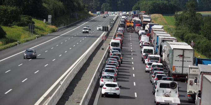 Nach einem Auffahrunfall in Neuenkirch LU werden fünf Personen ins Spital gebracht. (Symbolbild) neuenkirch LU