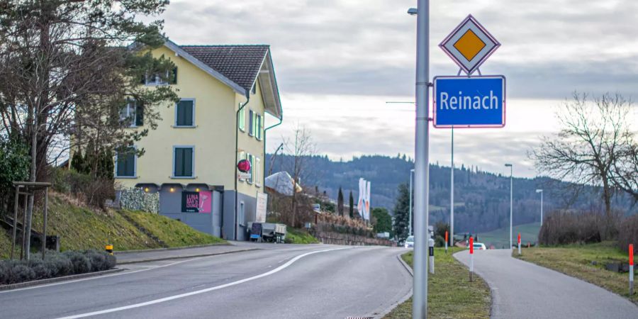 Ein Ortsschild von Reinach (AG).