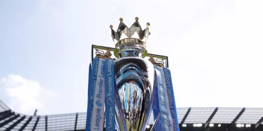 Die Trophäe der englischen Fussball Premier League: Derzeit steht auch auf der Insel der Fussball still. Foto: Martin Rickett/PA Wire/dpa