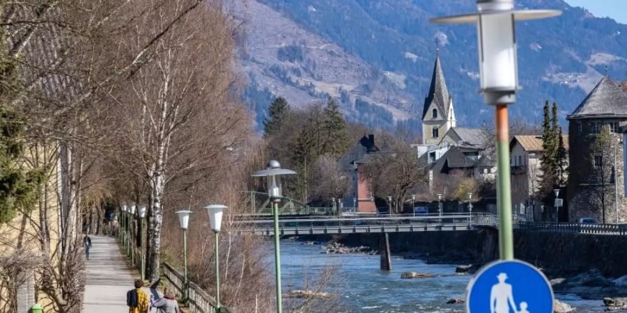 Ein Paar geniesst einen Spaziergang am Ufer des Flusses Isel. Foto: Expa/Johann Groder/APA/dpa