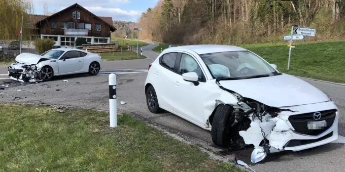 Beim Unfall wurden drei Personen verletzt. Unfall