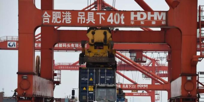 Der Hafen der ostchinesischen Stadt Hefei. Wegen der Ausbreitung des Coronavirus standen viele Fabriken und Häfen in China wochenlang still. Foto: Zhou Mu/Xinhua/dpa china