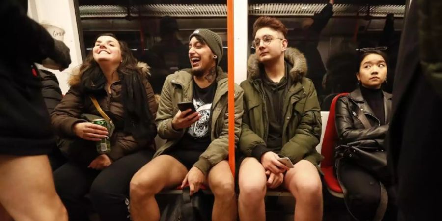 U-Bahnfahrer in Prag beim jährlichen «No Pants Subway Ride». Foto: Petr David Josek/AP/dpa