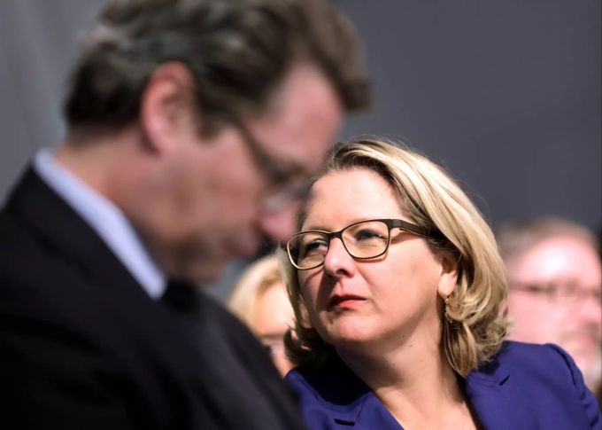 Umweltministerin Svenja Schulze (SPD) (r.) will mehr Windkraftanlagen bauen. svenja schulze