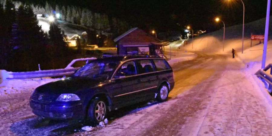 Auf der vereisten Strasse in Sörenberg kam ein Autofahrer ins Schleudern und stiess mit einer Fussgängergruppe zusammen.
