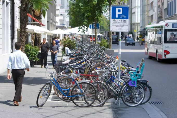 Der Velo-Parkplatz beim Hauptbahnhof Winterthur. velo hauptbahnhof winterthur