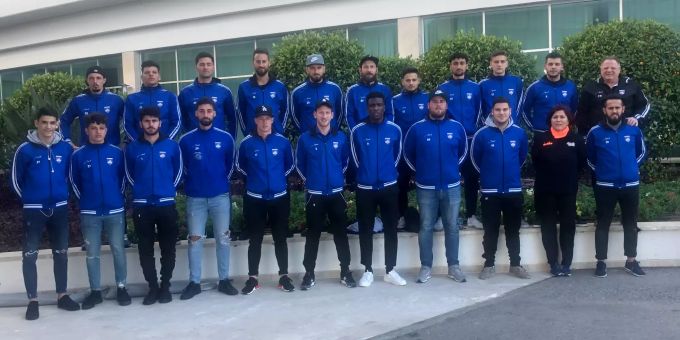 Die 1. Mannschaft des FC Othmarsingen posiert im Trainingslager 2019 vor dem Hotel Miracle Resort in Lara, Türkei. 1. Mannschaft FC Othmarsingen