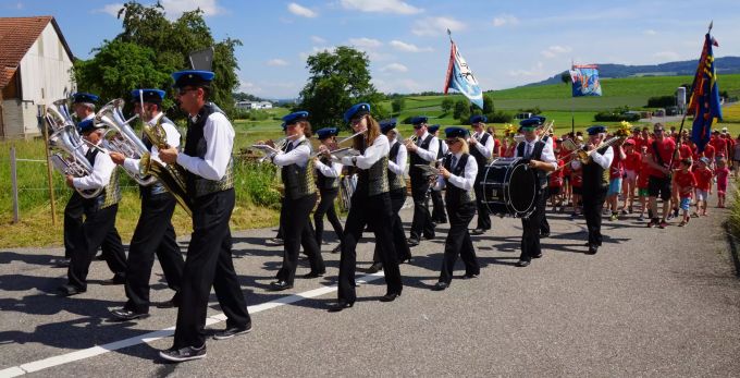 Einmarsch TV Egliswil mit Musikgesellschaft in Egliswil nach ETF Aarau. STV Egliswil_Einmarsch nach ETF