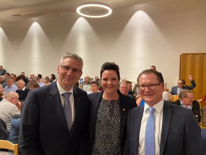 Andreas Glarner (l.) und Rolf Jäggi mit SVP-Grossrätin Stefanie Heimgartner vor der Wahl am Mittwochabend in Lupfig. svp