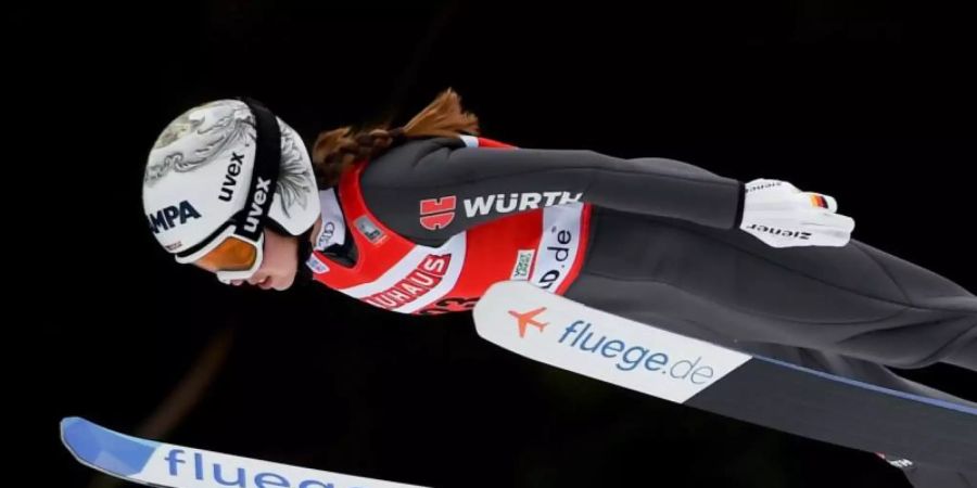 Skispringerin Juliane Seyfarth in Aktion. Foto: Hendrik Schmidt/zb/dpa