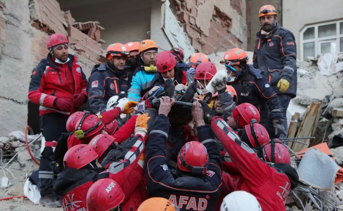 Ein Team von Rettungskräften versorgt eine Person, die bei dem schweren Erdbeben verletzt wurde. Türkei Erdbeben