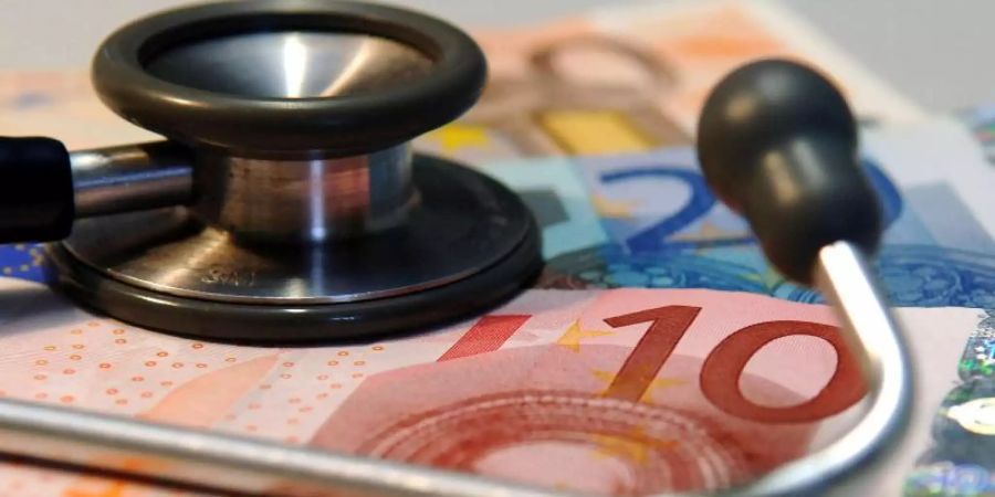 Viele Betriebsrentner müssen auf eine Entlastung bei den Krankenkassenbeiträgen warten. Foto: Jan Woitas/dpa-Zentralbild/dpa-tmn