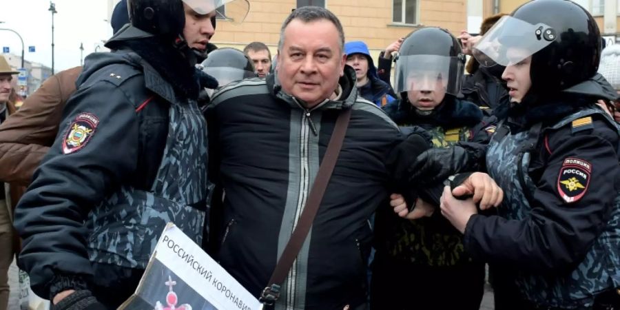 Demonstrant und Einsatzkräfte in St. Petersburg