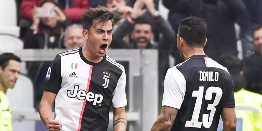 Juves Paulo Dybala (l) freut sich mit Teamkollege Danilo Luiz da Silva über sein Tor zum 1:0. Foto: Marco Alpozzi/Lapresse/Lapresse via ZUMA Press/dpa