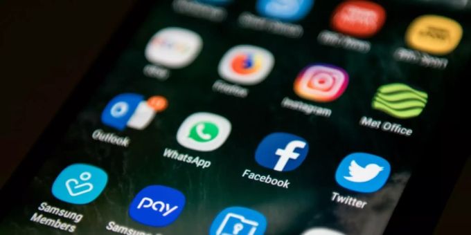 Ein Handy-Bildschirm mit verschiedenen Apps. handy apps