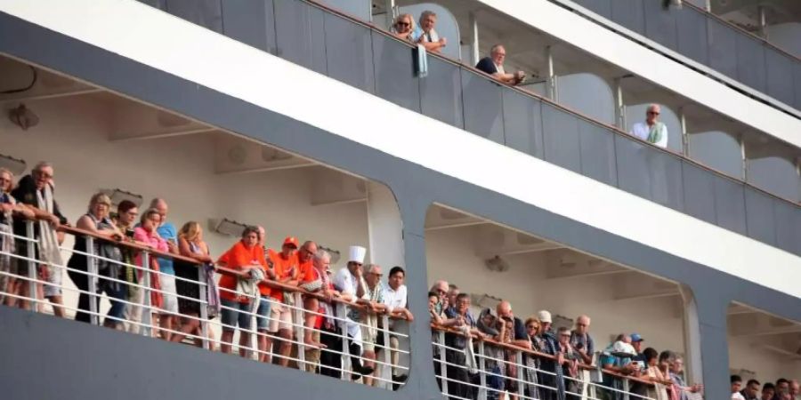 Passagiere auf dem Kreuzfahrtschiff «Westerdam»: Das Coronavirus trifft die Reisebranche hart. Foto: Li Lay/XinHua/dpa