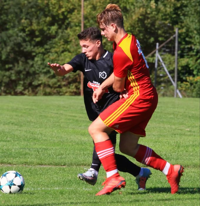Meriton Orana (in Schwarz) im Zweikampf gegen einen Spieler des SC Schöftland. FC Menzo Reinach