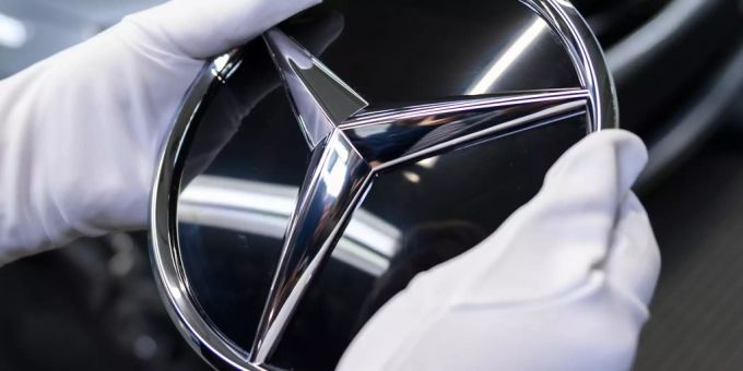 Mercedes ruft wegen Brandgefahr rund 300'000 Autos zurück. Betroffen sind E-Klassen und CSL-Modelle. mercedes