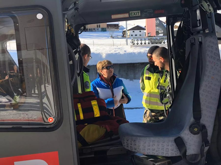 Sie spricht mit den für die Sicherheit zuständigen Armeeangehörigen. Wo sind die Frauen?