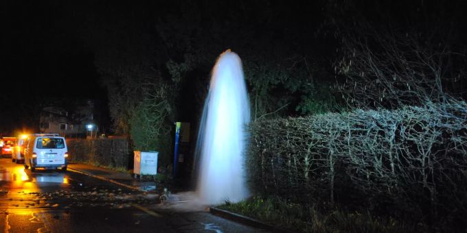 Auto kollidiert mit Hydrant.
