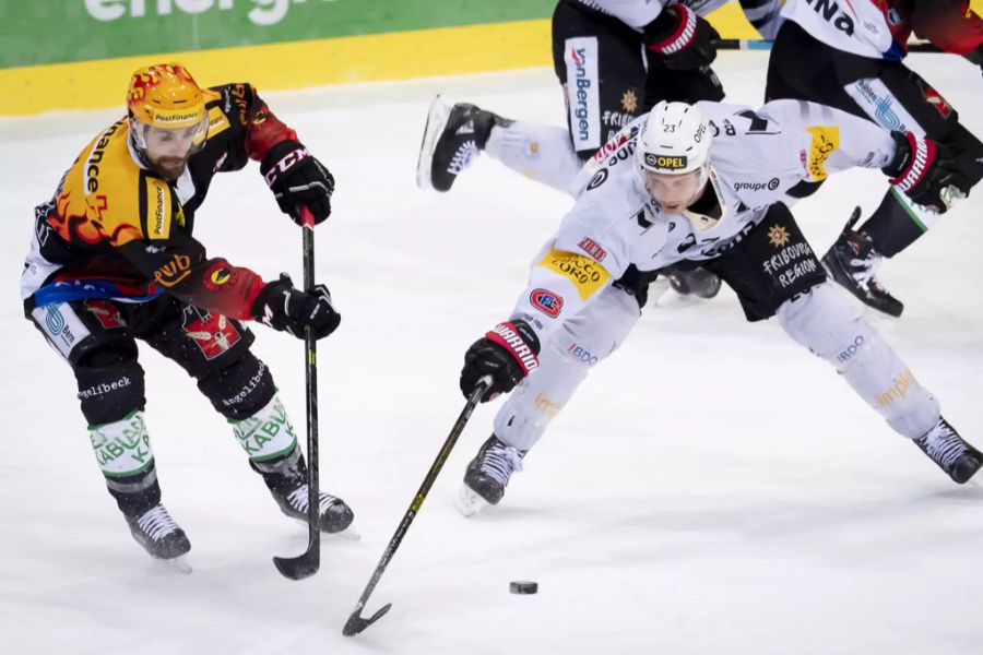 Berns Topskorer Mark Arcobello (l.) im Duell mit Freiburgs Samuel Walser (r.).